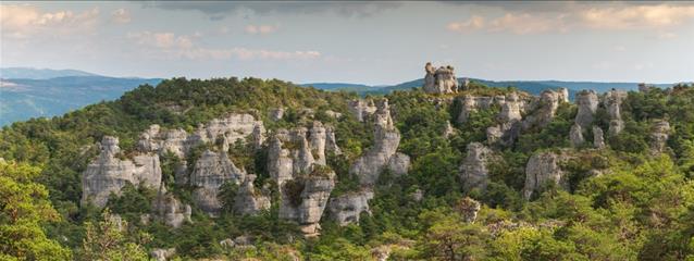 What to see in the Grands Causses Park, the must-see sites and landscapes.