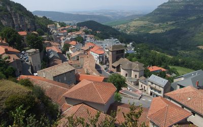 Que faire à Roquefort-sur-Soulzon ? Le guide des activités au pied du Combalou